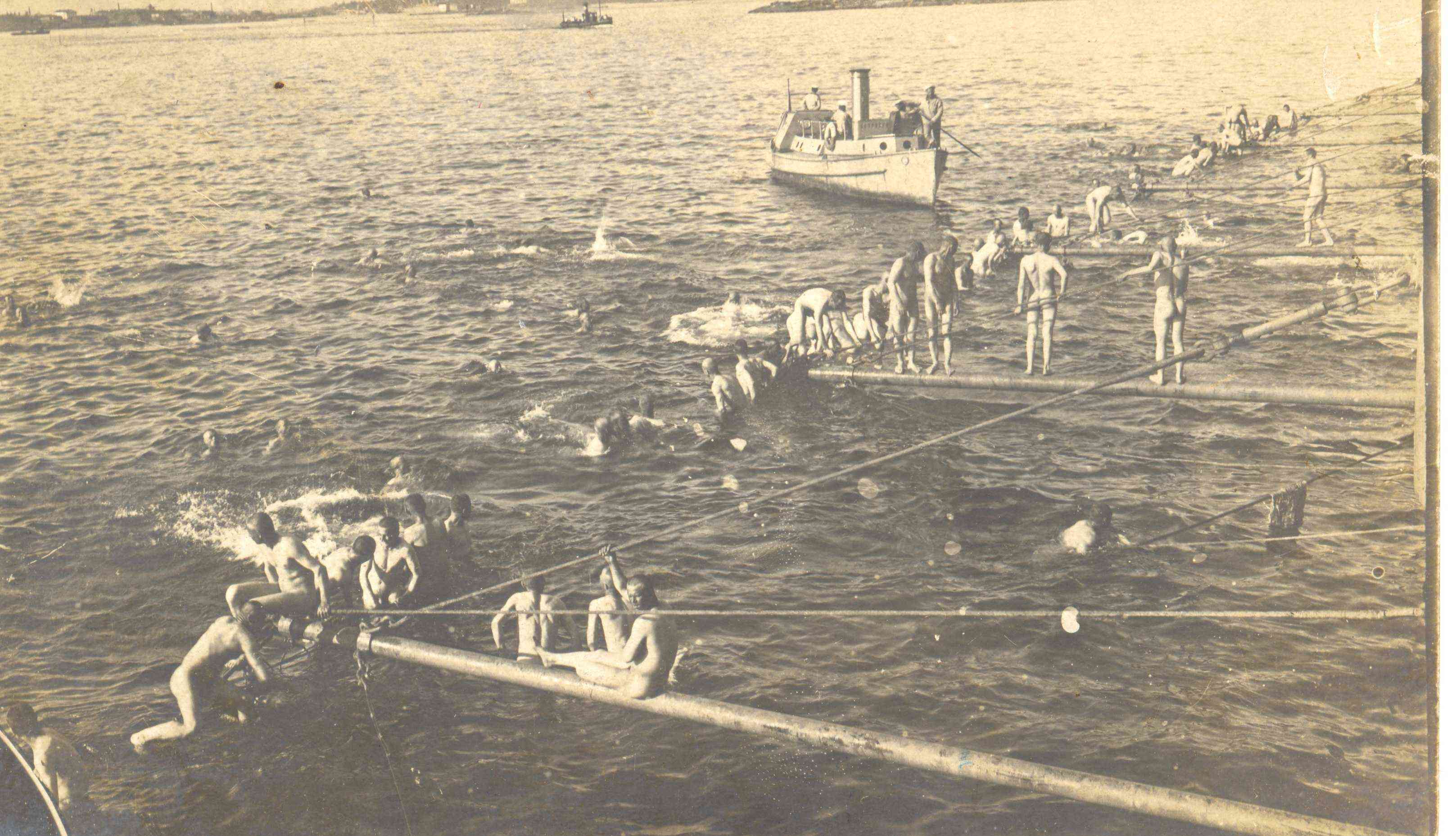 Советские солдаты купаются