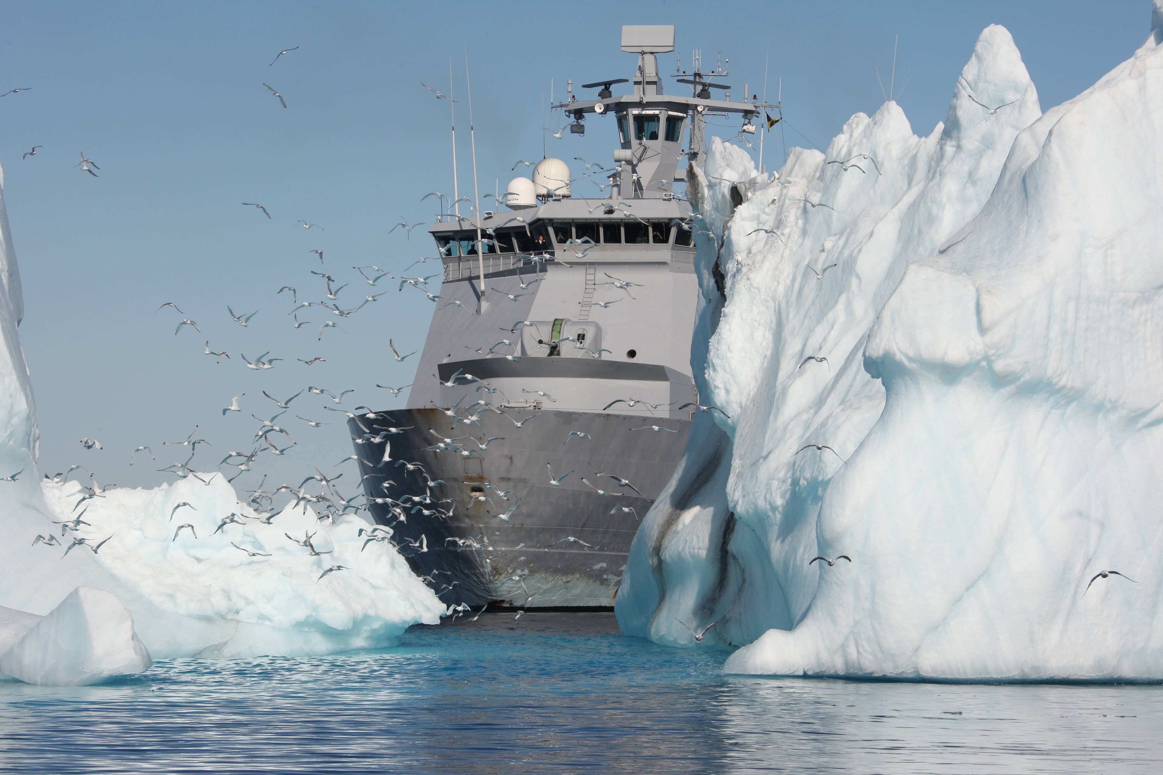 Экспедиция северный ледовитый океан. Свальбард ледокол. Свальбард Норвегия корабль. Северный Ледовитый океан ледокол.