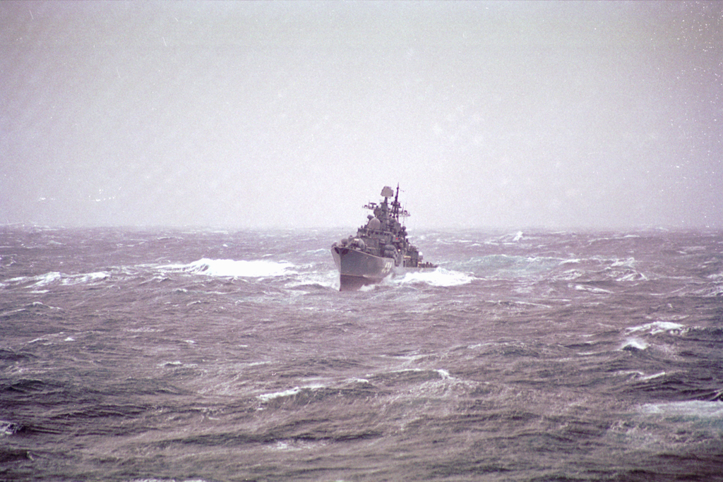 Шторм вч. Адмирал Ушаков корабль шторм. Шторм БПК индийский океан. М Адмирал Ушаков Северная Атлантика 2004. Самый сильный шторм БПК.