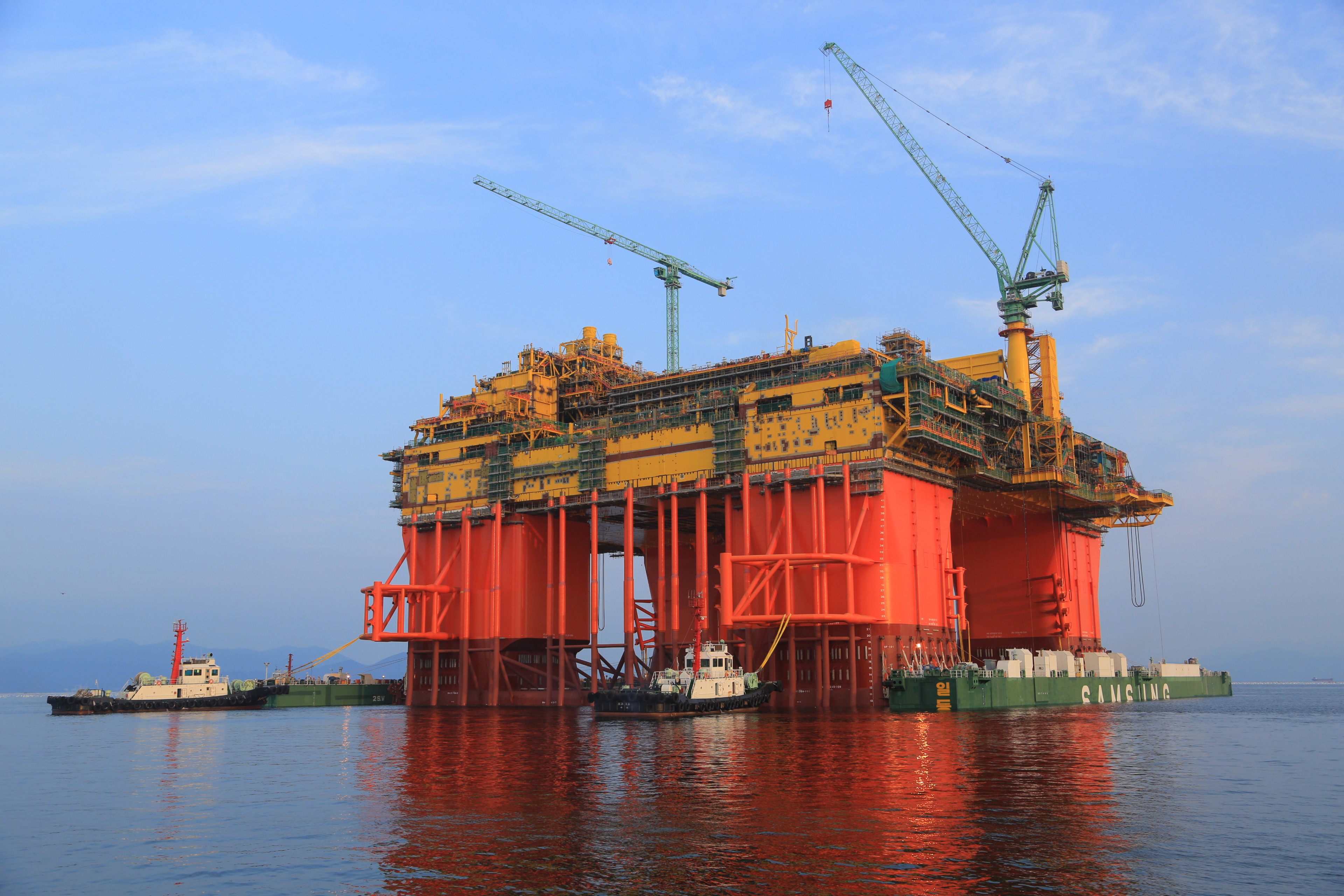 500 тонн воды. Самая большая плавучая буровая платформа в мире. Буровая платформа Eva-4000. Петрониус нефтяная платформа. Плавучие буровые платформы.